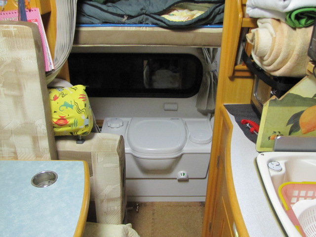 山小屋設備 カセットトイレの使い勝手: がちゃポンプの余暇